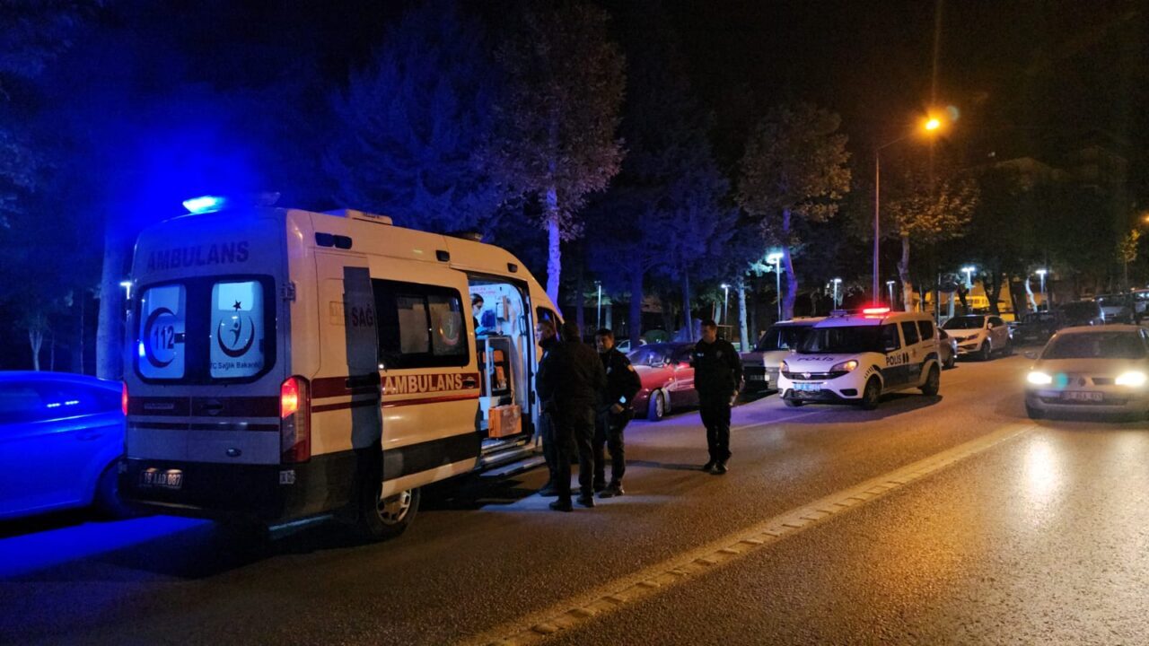  Çorum'da parkta tartıştığı zanlı tarafından bacağından yaralanan kişi hastaneye kaldırıldı.