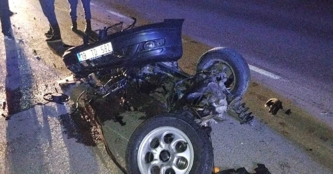 Çorum'un Sungurlu ilçesinde devrilen otomobilin sürücüsü yaralandı.