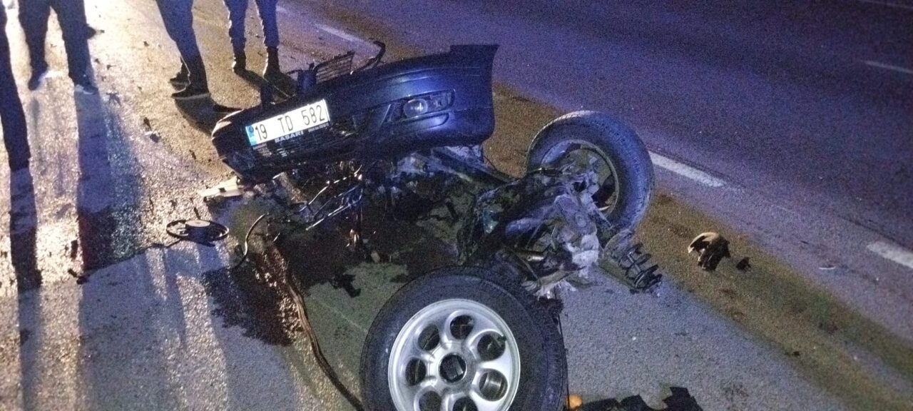 Çorum'un Sungurlu ilçesinde devrilen otomobilin sürücüsü yaralandı.