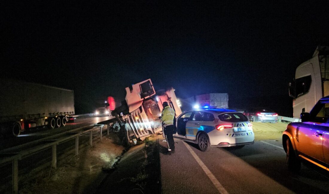 Çorum'da devrilen yem yüklü tırın sürücüsü yaralandı.
