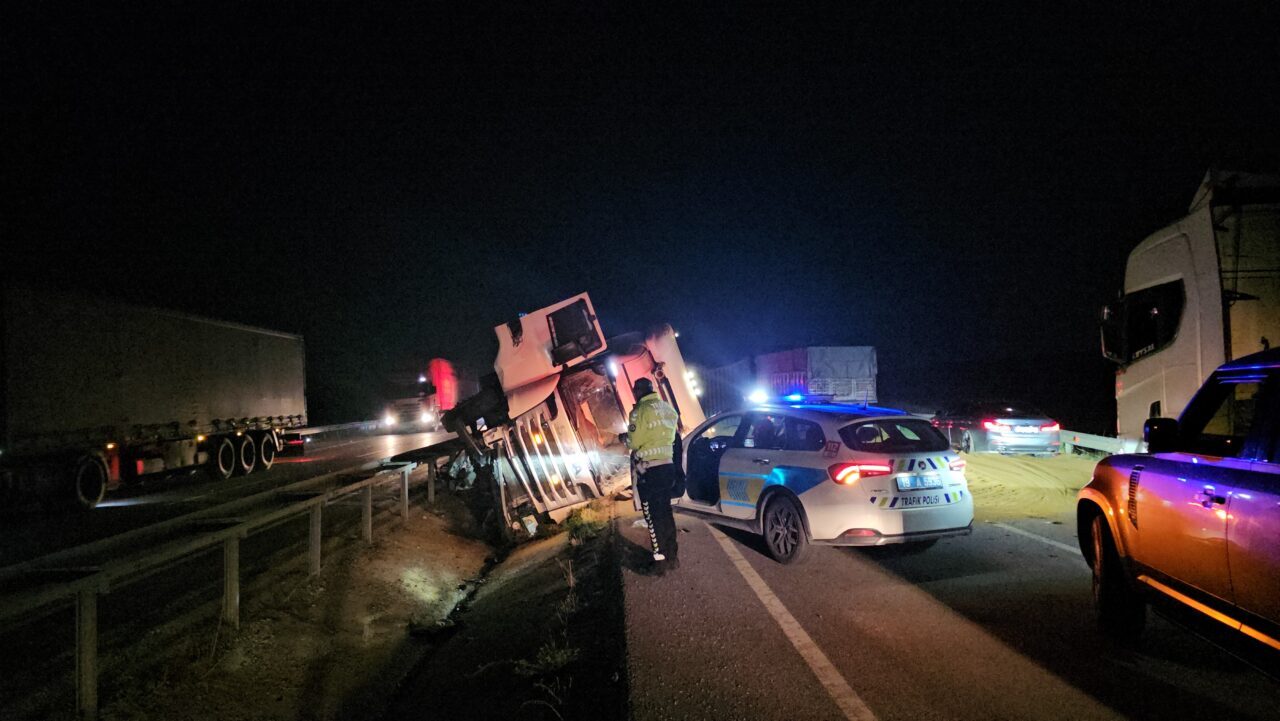Çorum'da devrilen yem yüklü tırın sürücüsü yaralandı.