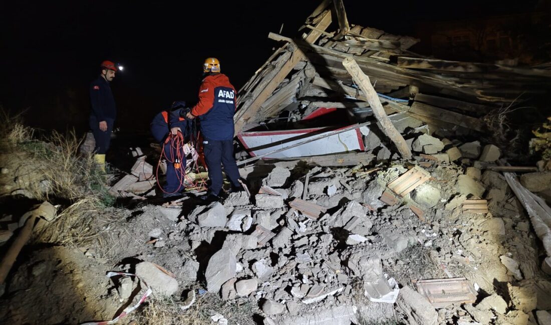 Çorum'un Sungurlu ilçesinde iki katlı metruk bina çöktü.