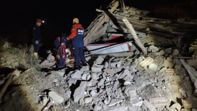 Çorum'un Sungurlu ilçesinde iki katlı metruk bina çöktü.