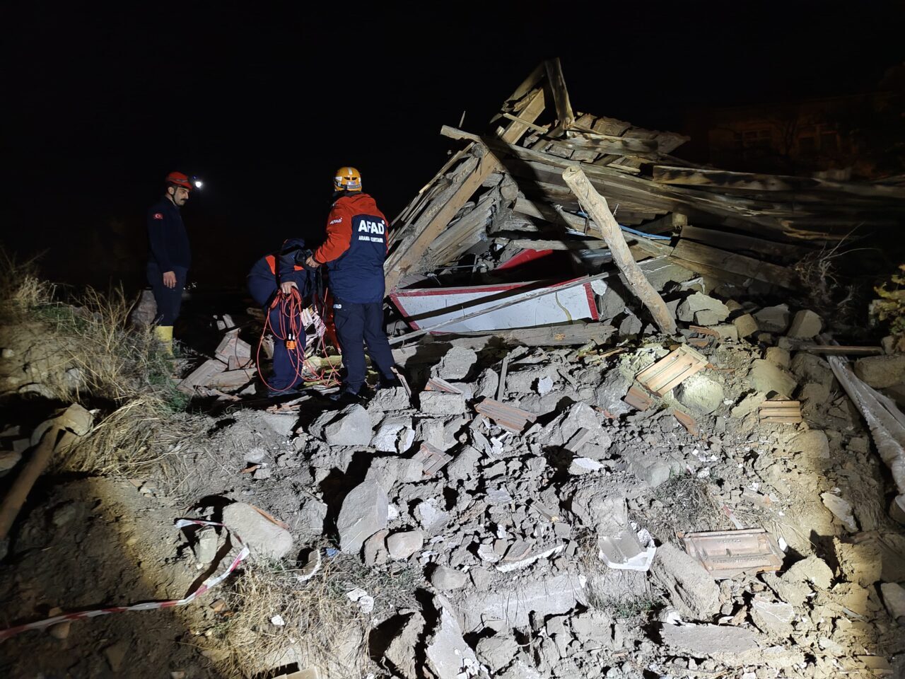 Çorum'un Sungurlu ilçesinde iki katlı metruk bina çöktü.