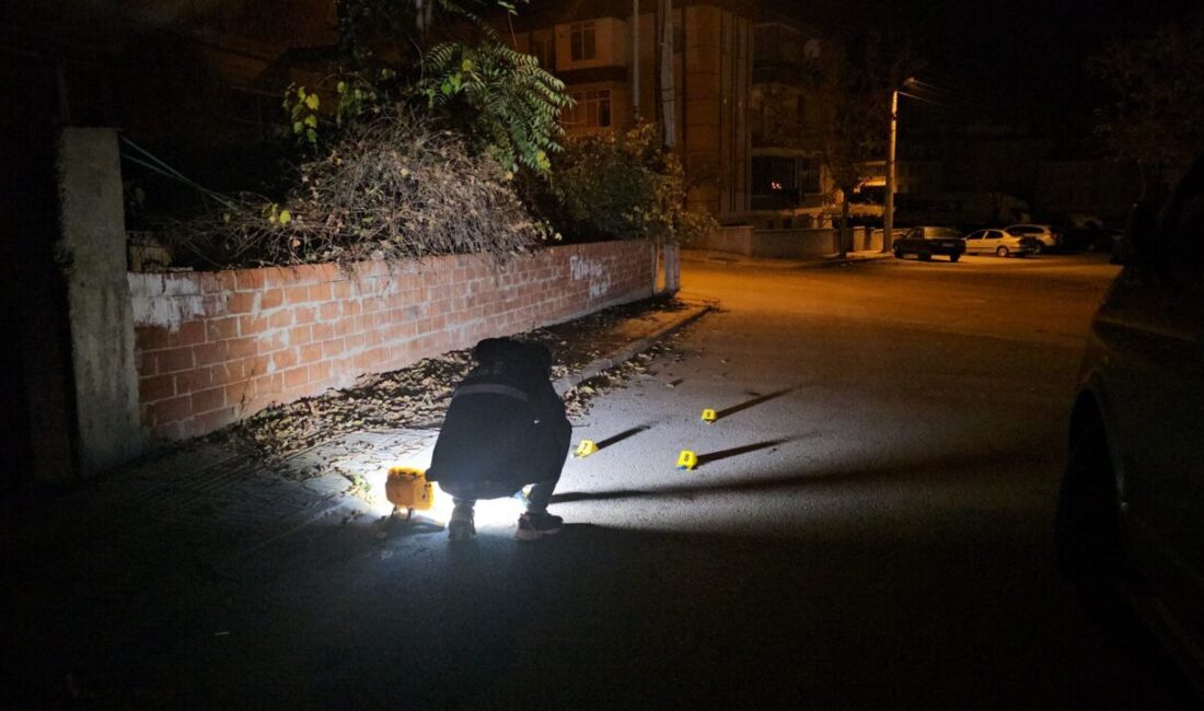 Çorum'da sokakta silahlı kovalamaca güvenlik kamerasınca kaydedildi.