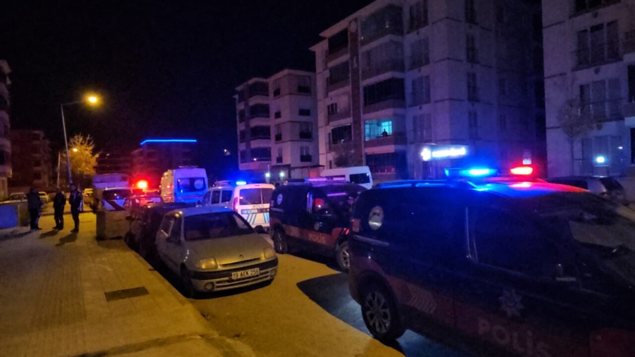 Çorum'da bir genç, tartıştığı kişilerden kaçarken silahla vurularak yaralandı.