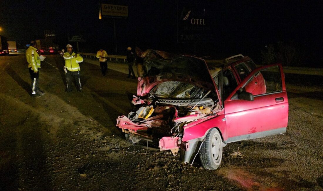 Çorum'da tırla çarpışan otomobildeki 2 kişi yaralandı.