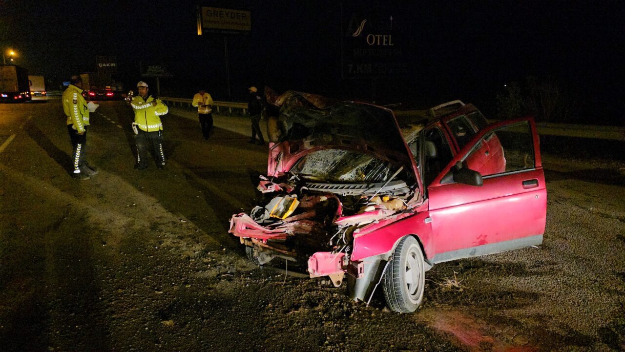 Çorum'da tırla çarpışan otomobildeki 2 kişi yaralandı.