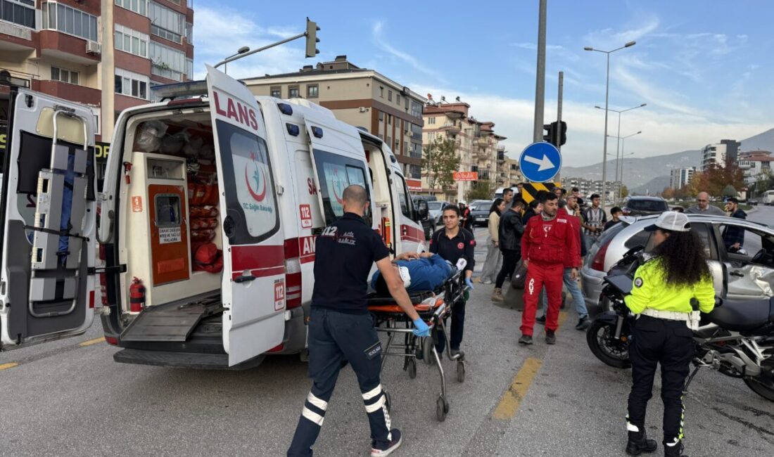Denizli'nin Pamukkale ilçesinde otomobille motosikletin çarpıştığı kazada 4 kişi yaralandı.