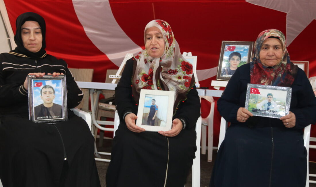 Dağa kaçırılan çocukları için eski HDP il binası önünde oturma