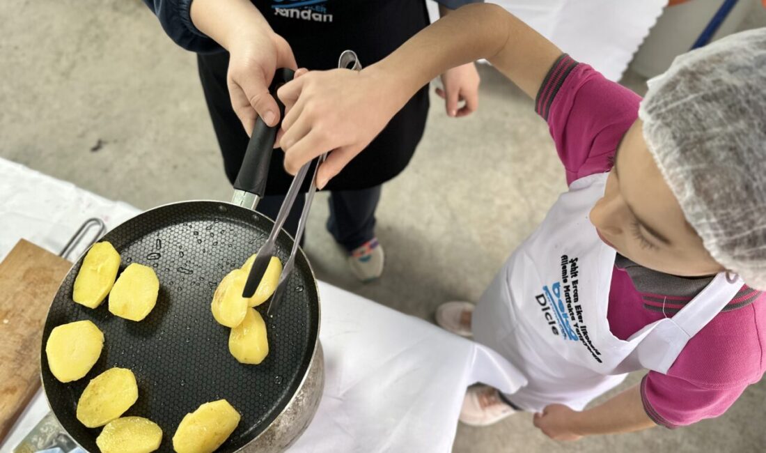 Düzce'nin Gölyaka ilçesinde düzenlenen yemek yarışmasında ilkokul öğrencileri ve anneleri