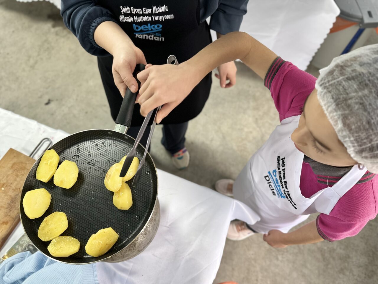 Düzce'nin Gölyaka ilçesinde düzenlenen yemek yarışmasında ilkokul öğrencileri ve anneleri