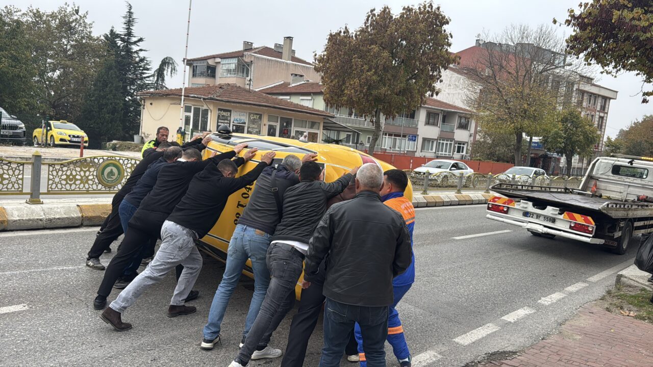 Edirne'de devrilen takside emniyet kemeri takılı olan taksici yara almadan