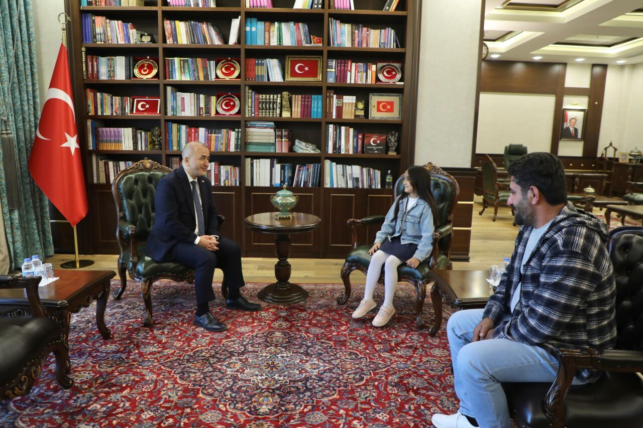 Elazığ Valisi Numan Hatipoğlu, vali olma hayali olan 10 yaşındaki