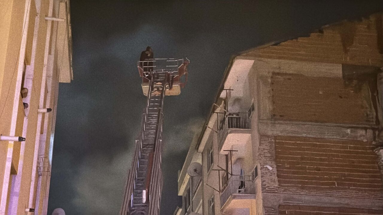 Elazığ'da 5 katlı binanın çatı katında çıkan yangın, itfaiye ekiplerinin