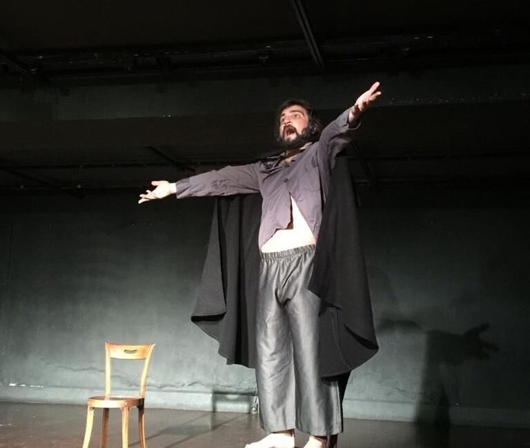  Oyuncu ve yönetmen Erdem Topuz'un yeniden sahneye uyarladığı Rus klasiği