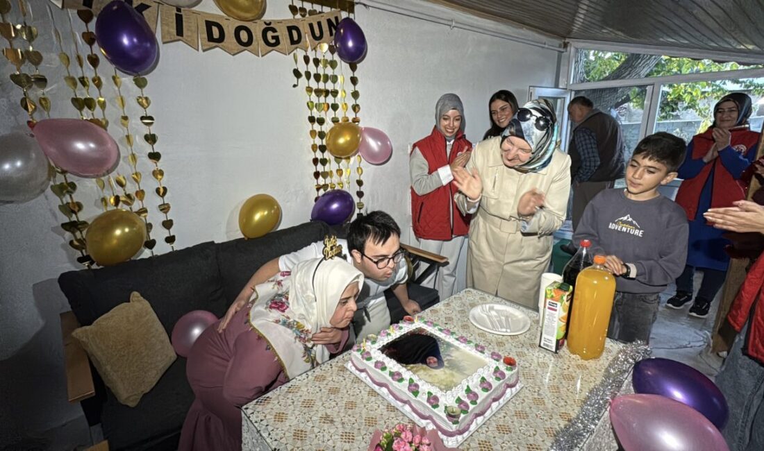 Erzincan'da Gönüllü Gençler Derneği üyeleri, down sendromlu Sümeyra Demir'in doğum