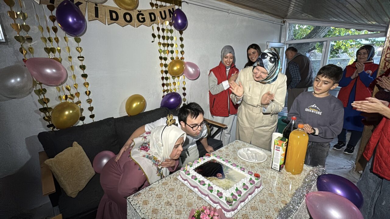 Erzincan'da Gönüllü Gençler Derneği üyeleri, down sendromlu Sümeyra Demir'in doğum