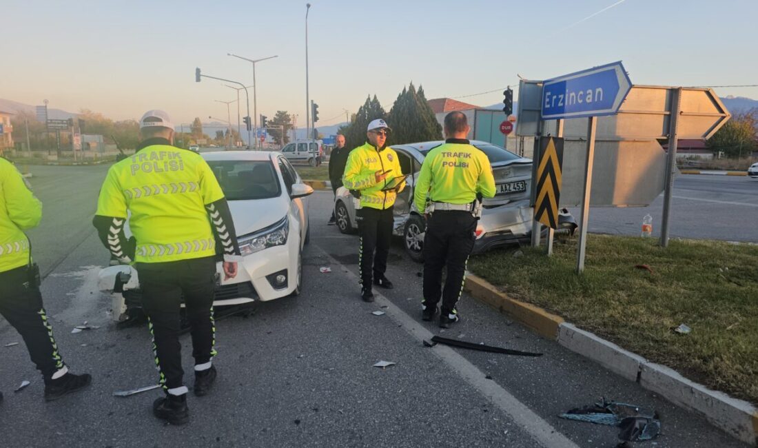 Erzincan’da iki otomobilin çarpışması sonucu 1’i çocuk 5 kişi yaralandı.