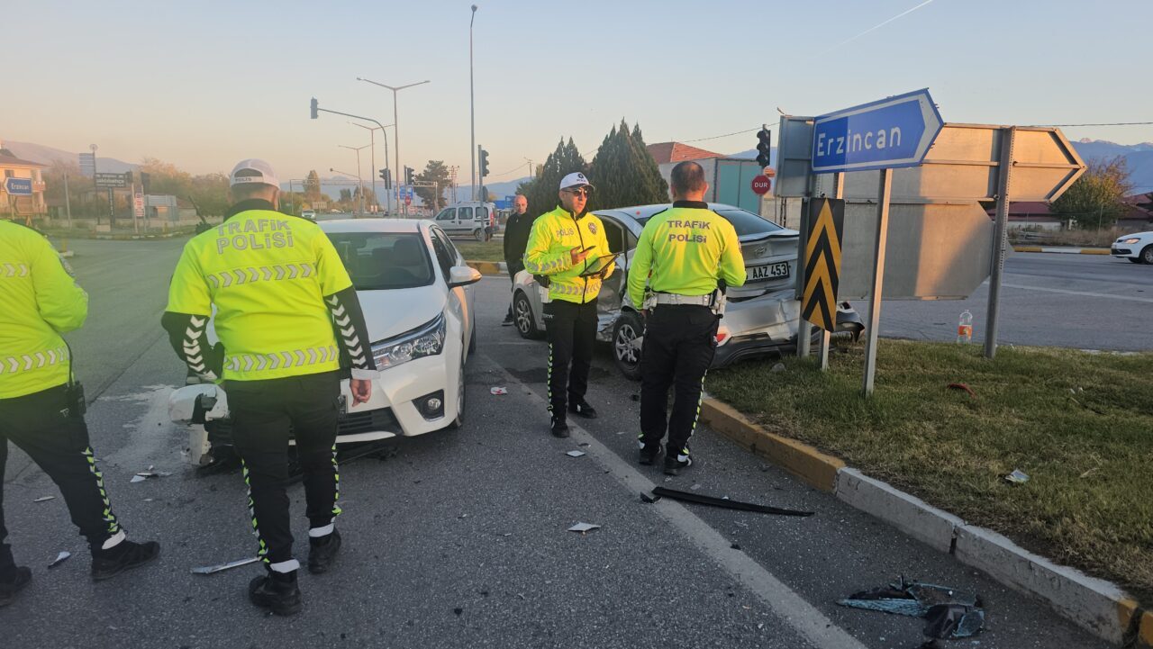 Erzincan’da iki otomobilin çarpışması sonucu 1’i çocuk 5 kişi yaralandı.