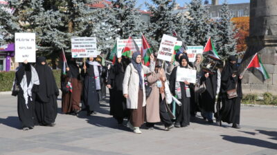  Erzurum'da hekimler ve sağlık çalışanları, İsrail'in Gazze'ye yönelik saldırılarını protesto