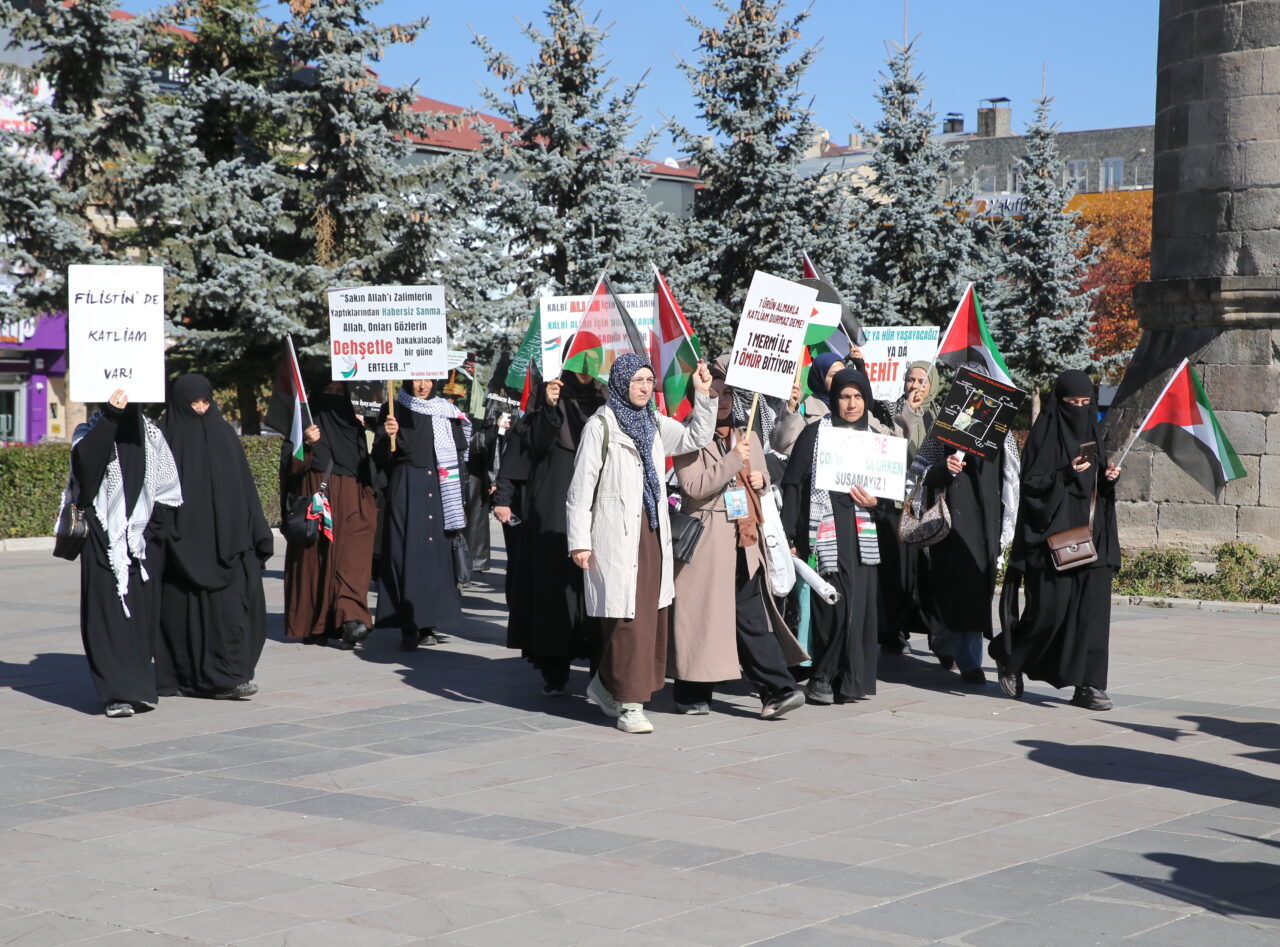  Erzurum'da hekimler ve sağlık çalışanları, İsrail'in Gazze'ye yönelik saldırılarını protesto