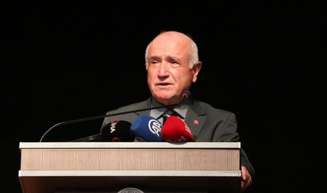 Eski TBMM Başkanı Cemil Çiçek, "Gelin tarihle kavga etmeyi bir