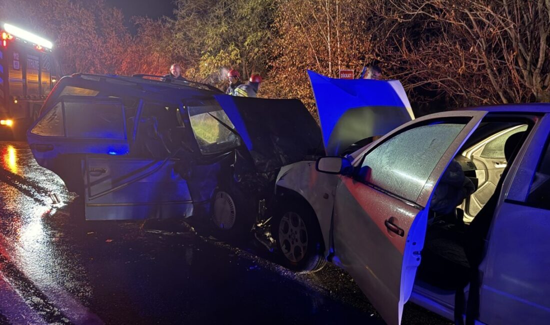 Eskişehir'in Odunpazarı ilçesinde 2 otomobilin karıştığı kazada 1'i ağır 9