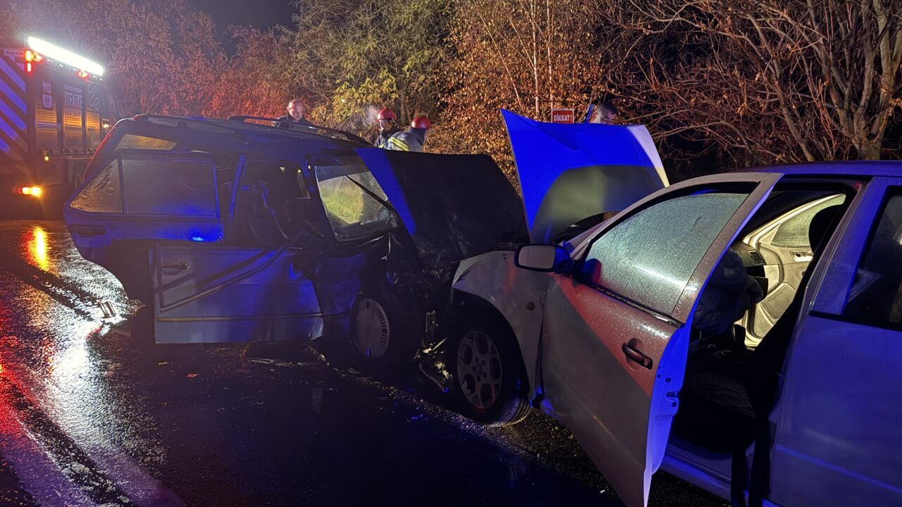 Eskişehir'in Odunpazarı ilçesinde 2 otomobilin karıştığı kazada 1'i ağır 9