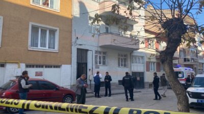 Eskişehir'in Odunpazarı ilçesinde boğazında bıçak yarası olduğu tespit edilen bir