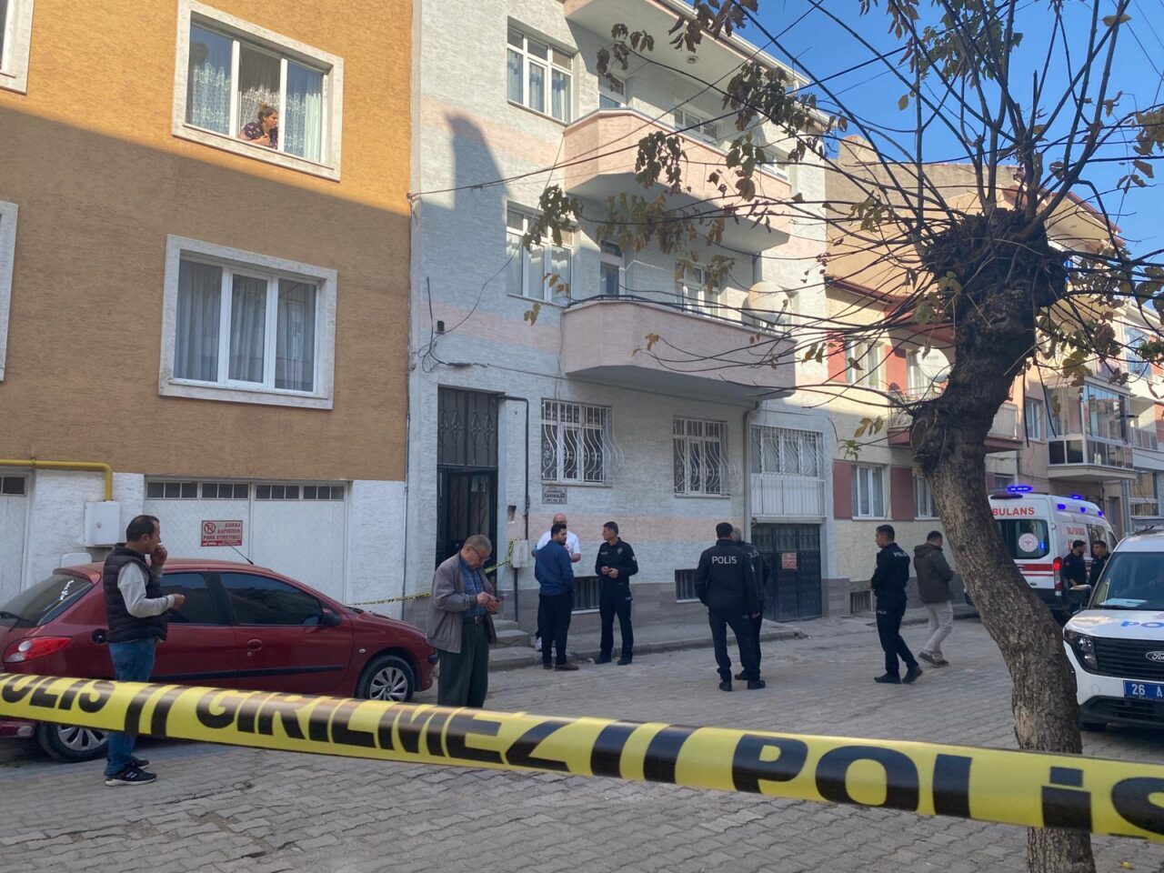 Eskişehir'in Odunpazarı ilçesinde boğazında bıçak yarası olduğu tespit edilen bir