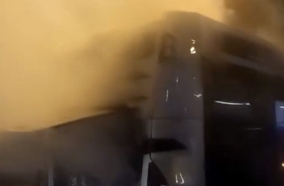 İstanbul Eyüpsultan'da, metrobüsün motor kısmında çıkan yangın söndürüldü.