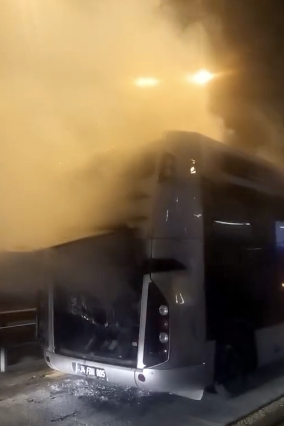 İstanbul Eyüpsultan'da, metrobüsün motor kısmında çıkan yangın söndürüldü.