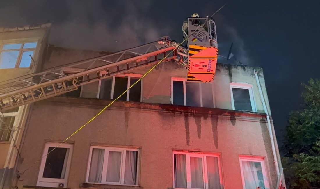 İstanbul Fatih'te 3 katlı binanın çatısında çıkan yangın itfaiye ekiplerinin