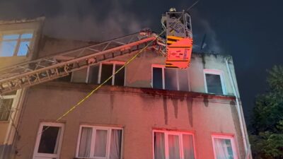 İstanbul Fatih'te 3 katlı binanın çatısında çıkan yangın itfaiye ekiplerinin