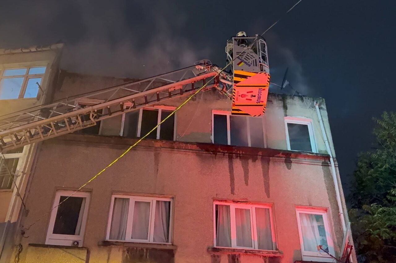 İstanbul Fatih'te 3 katlı binanın çatısında çıkan yangın itfaiye ekiplerinin