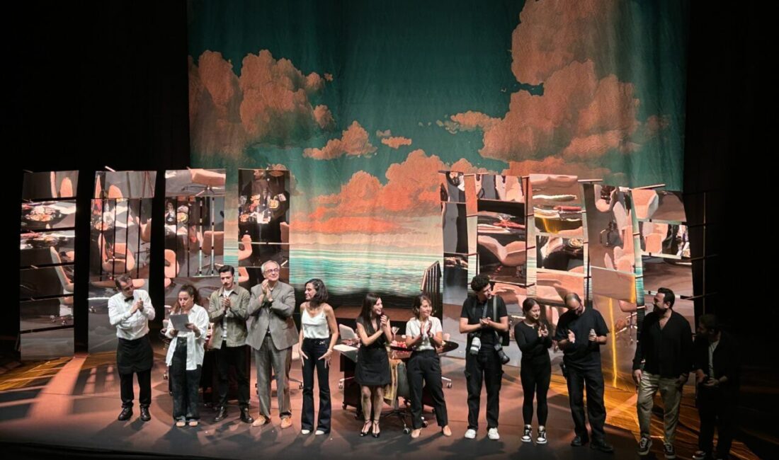 Hikmet Hükümenoğlu'nun kaleme aldığı ve Mert Öner'in yönettiği "Fora" oyunu,