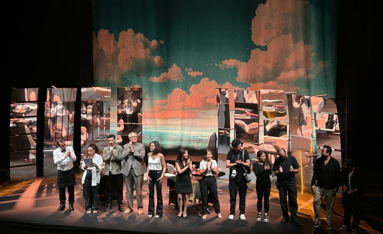 Hikmet Hükümenoğlu'nun kaleme aldığı ve Mert Öner'in yönettiği "Fora" oyunu,