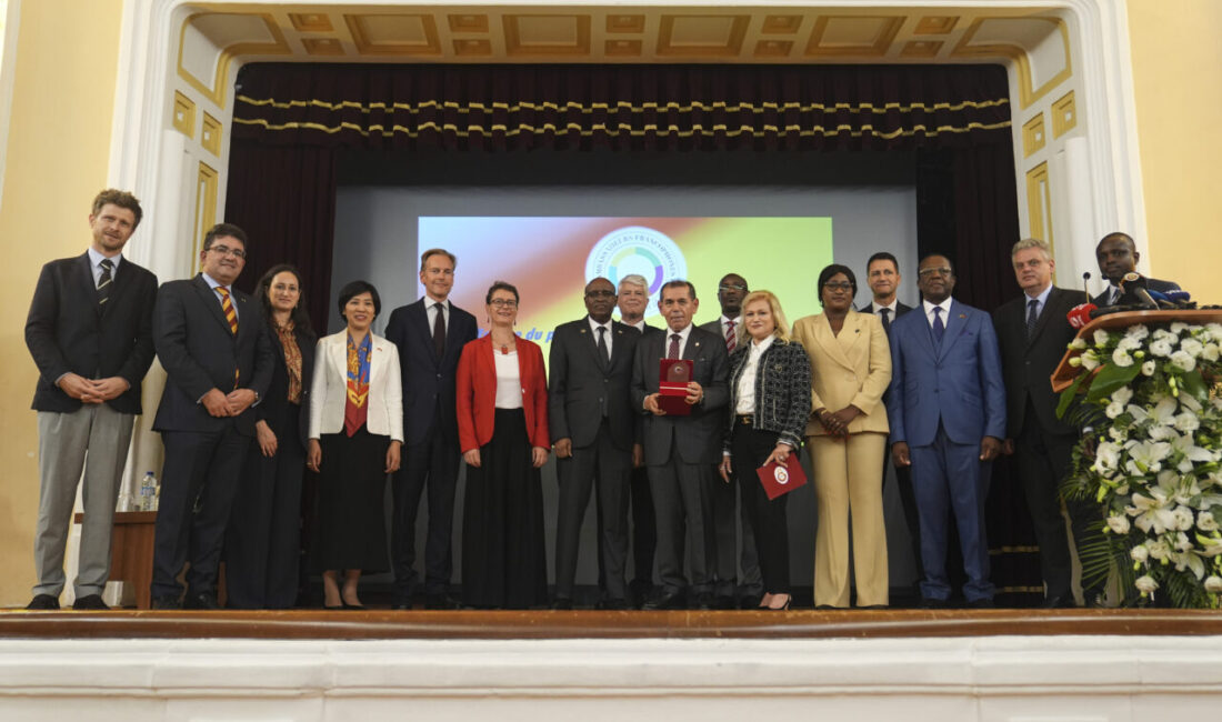 Galatasaray Kulübü Başkanı Dursun Özbek'e, Türkiye'deki Frankofon Elçileri Grubu tarafından