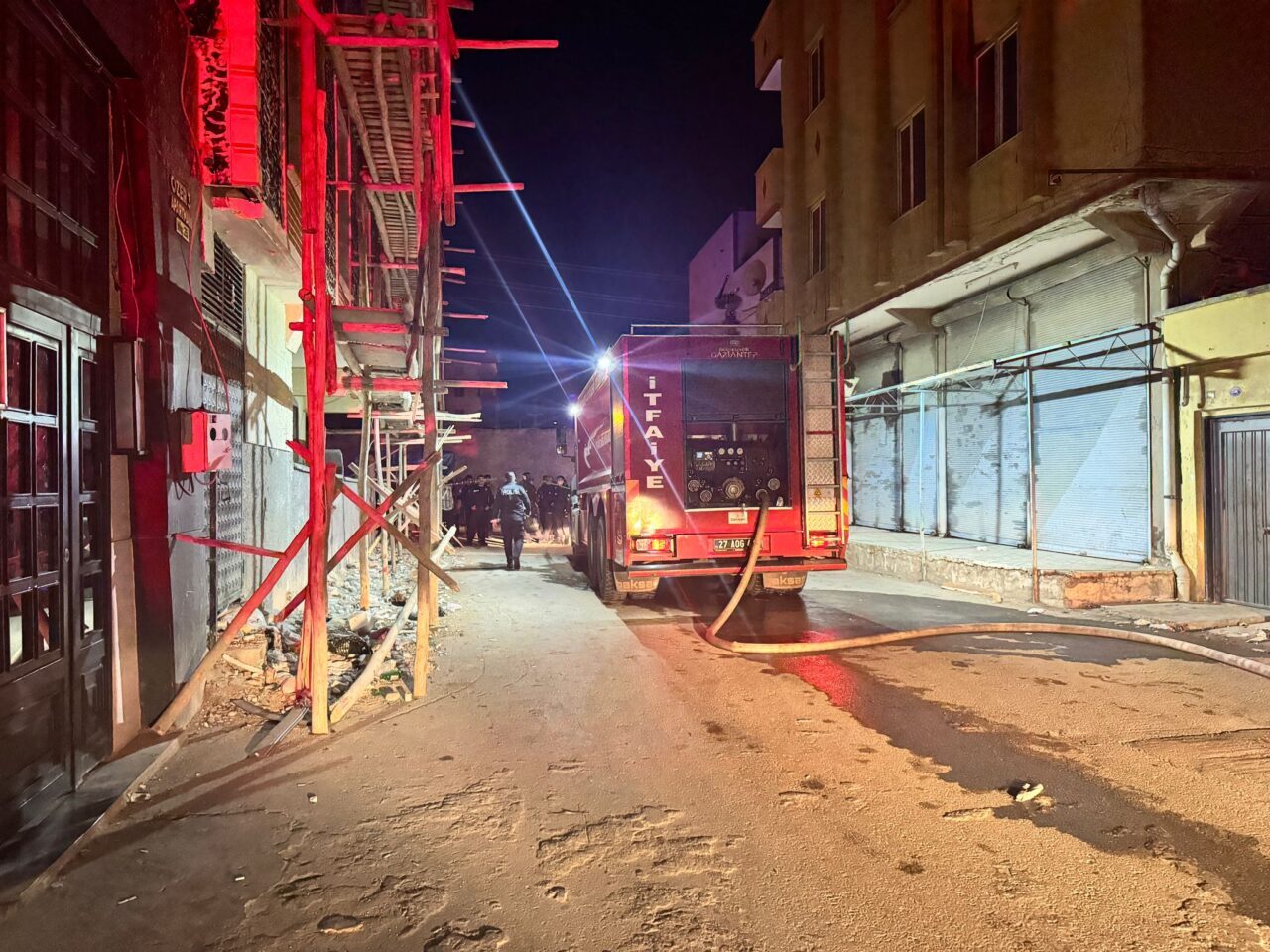 Gaziantep'in Şahinbey ilçesinde 4 katlı rezidansta çıkan yangın itfaiye ekiplerince