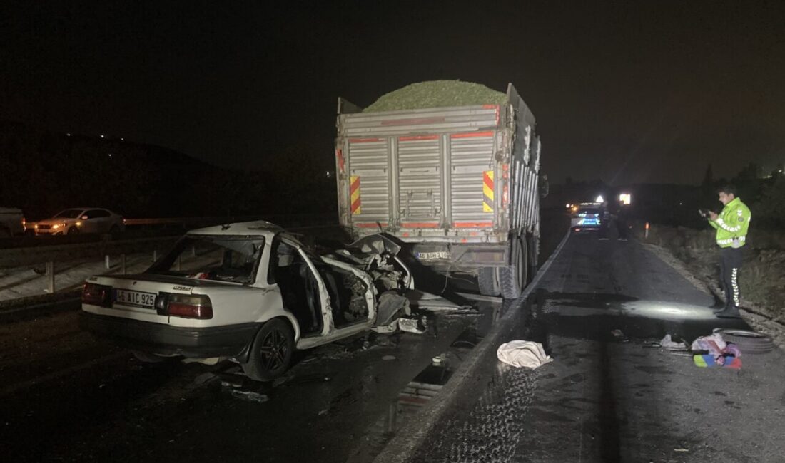 Gaziantep'te kamyon ile otomobilin çarpışması sonucu aynı aileden 3 kişi