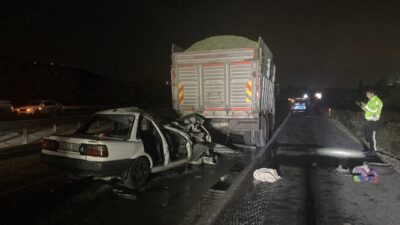 Gaziantep'te kamyon ile otomobilin çarpışması sonucu aynı aileden 3 kişi