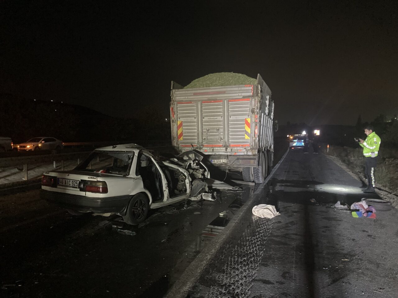 Gaziantep'te kamyon ile otomobilin çarpışması sonucu aynı aileden 3 kişi