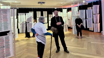 İrlandalı aktivist ve osteopat Mary Evers'ın Gazze'de öldürülenlerin isimlerini nakışla