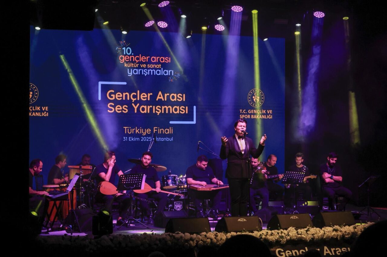Gençler Arası Ses Yarışması Türkiye Finali'ni izleyen Gençlik ve Spor