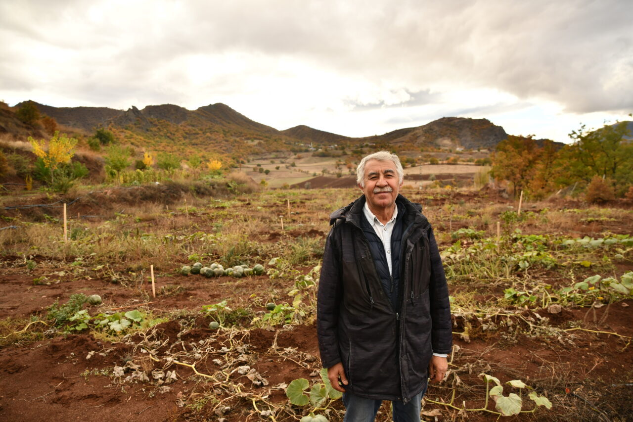  Giresun'un Şebinkarahisar ilçesinde yaşayan Celal Bay, yörede iklim koşullarına uyum
