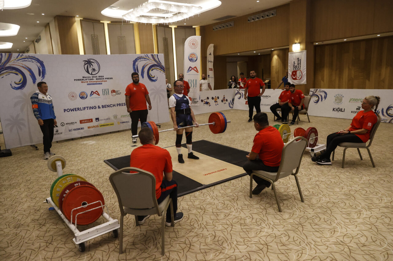 Görme Engelliler Dünya Halter Şampiyonası üçüncü gününde Mersin'de devam ediyor.