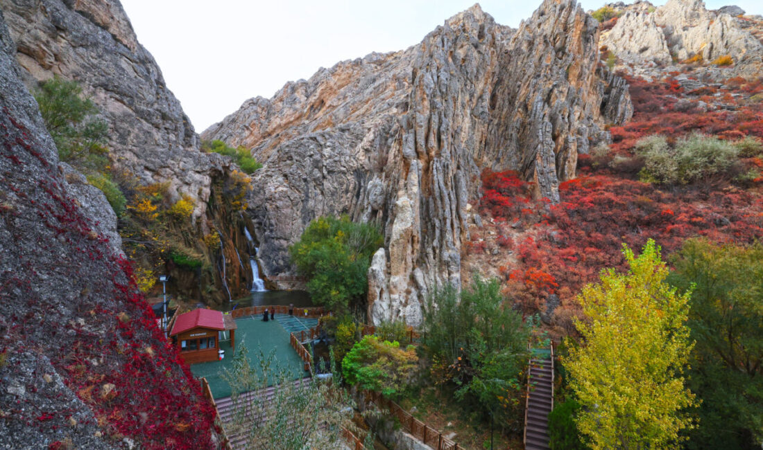 Malatya'nın Darende ilçesindeki Günpınar Şelalesi'nde sonbahar renkleri hakim oldu.