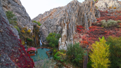 Malatya'nın Darende ilçesindeki Günpınar Şelalesi'nde sonbahar renkleri hakim oldu.