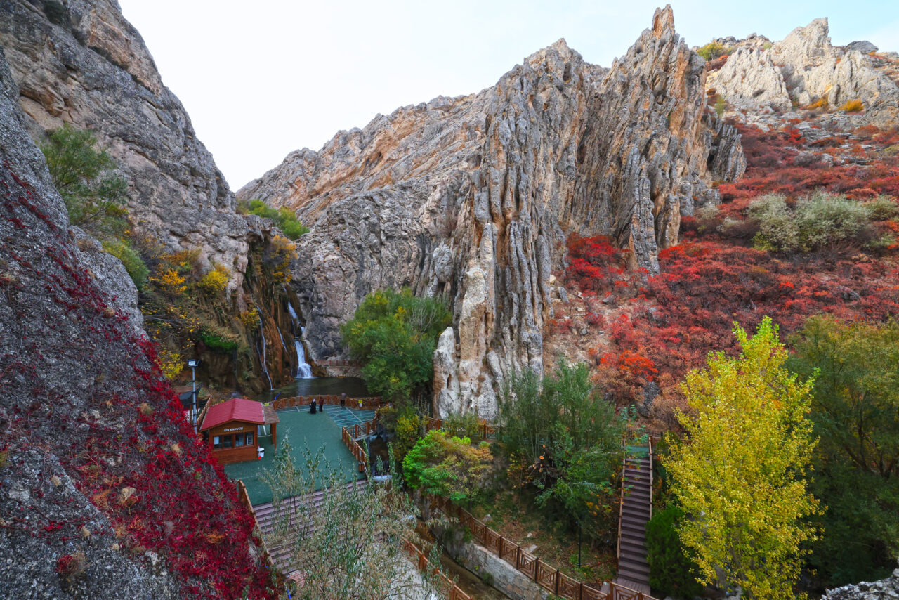 Malatya'nın Darende ilçesindeki Günpınar Şelalesi'nde sonbahar renkleri hakim oldu.